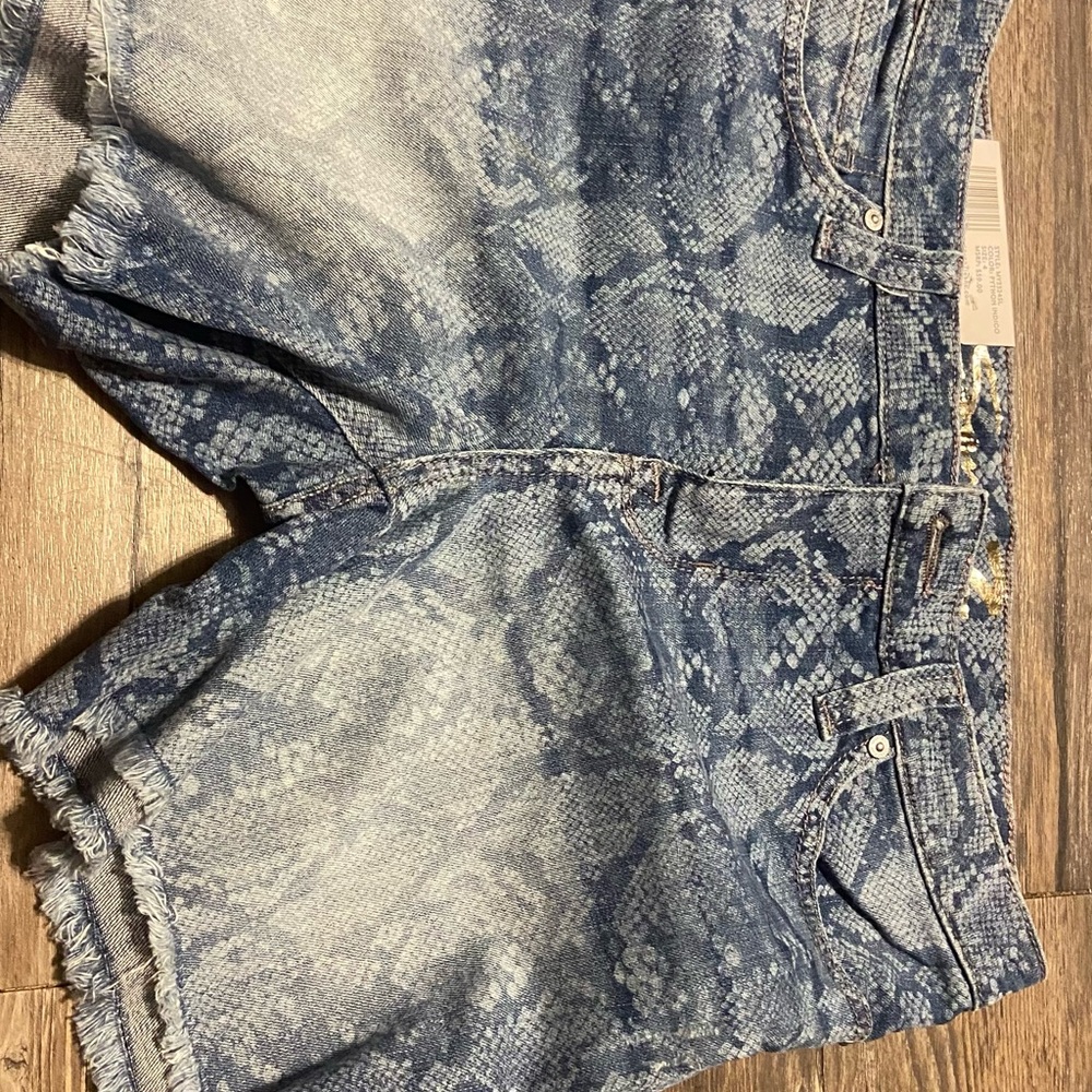 super cute snale skin jean shorts, never worn